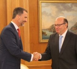 Su Majestad el Rey recibe el saludo del presidente del Tribunal de Cuentas, Ramón Álvarez de Miranda García